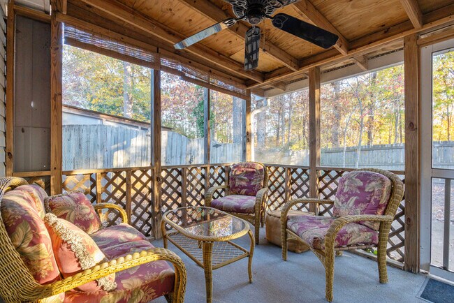 Building Photo - Furnished Rental Modern and clean