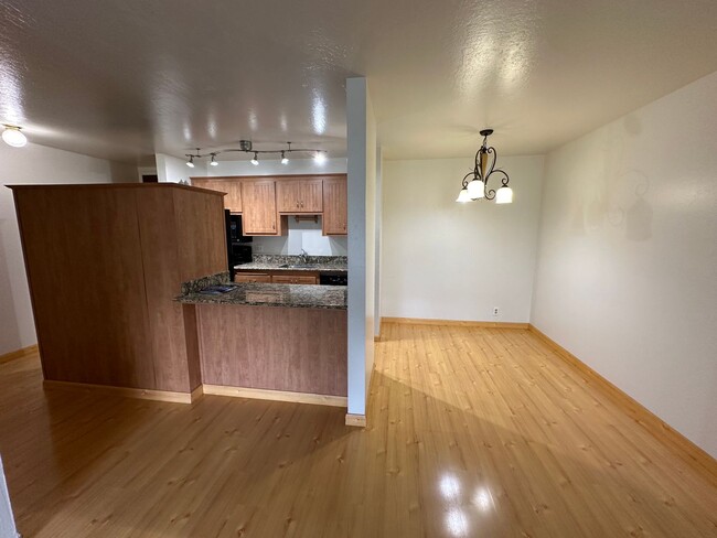 Building Photo - Spacious 1 Bedroom near Lake Merritt! FIRS...