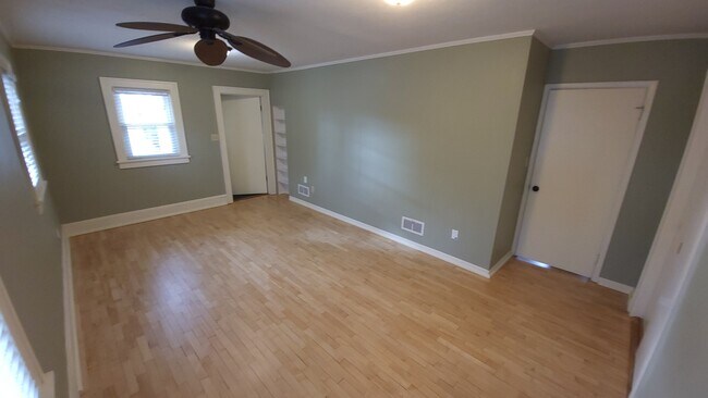 Building Photo - 424 11th St