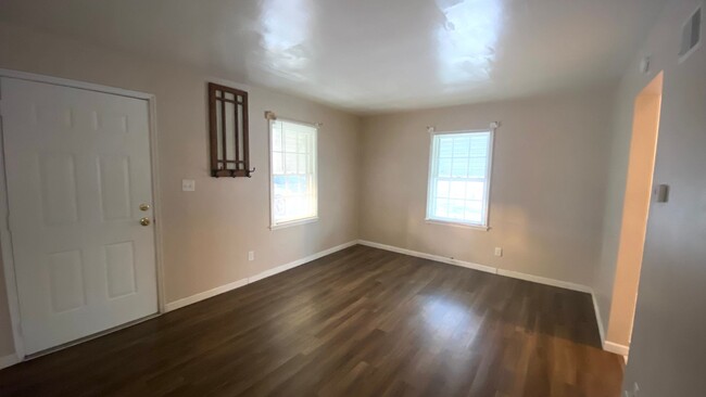 Building Photo - 2 Bedroom, 1 Bath Home w/Garage Available ...