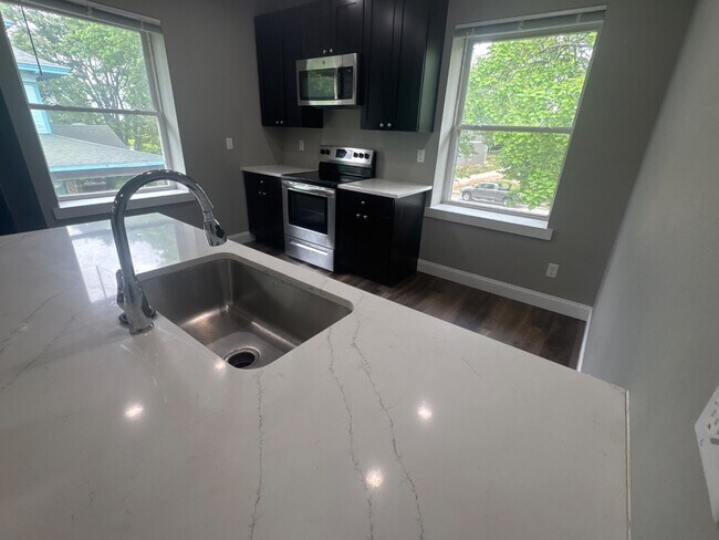 Building Photo - 453 S Main Ave