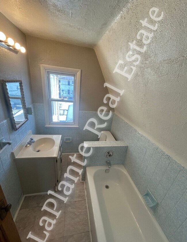 Building Photo - Spacious 3 Bedroom Home for Rent in East Toledo