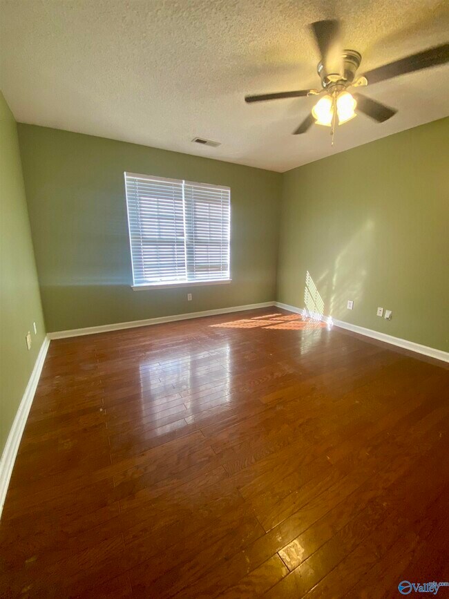 Building Photo - 242 Comet Dr