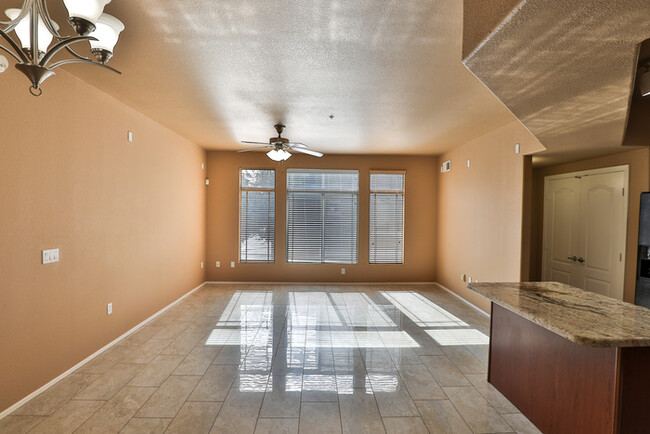 Building Photo - Tri Level, 2bd, 2.5ba condo