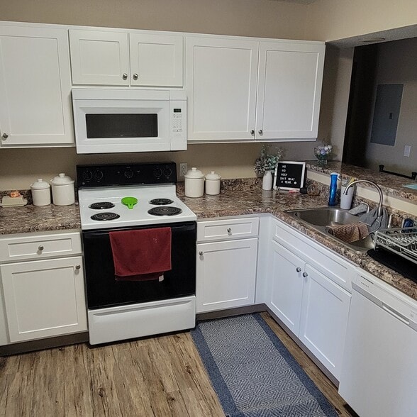4BR, 2BA - 1,096SF - Updated Kitchen - Hillcrest Park Apartments-Student Housing