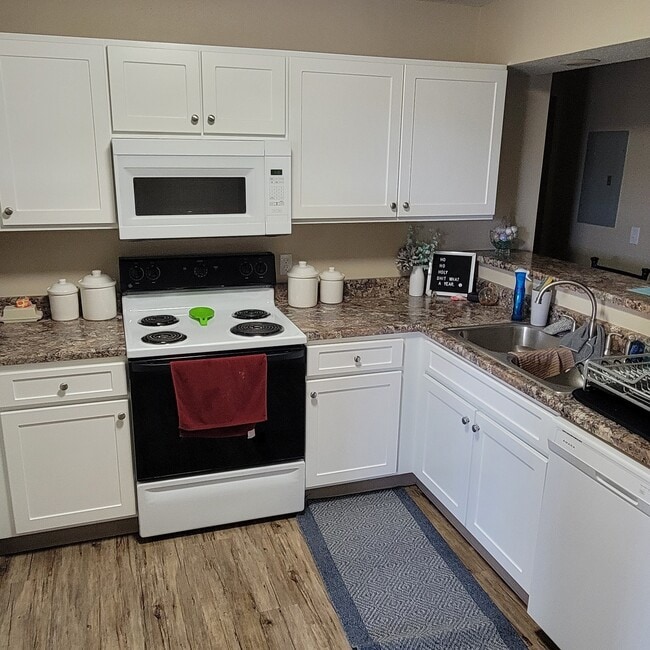 4BR, 2BA - 1,096SF - Updated Kitchen - Hillcrest Park Apartments-Student Housing