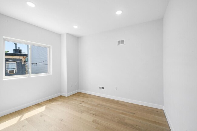 Building Photo - 2156 N Randolph St