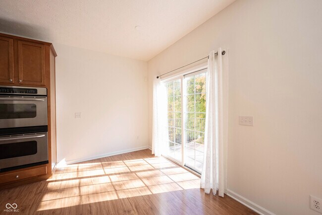 Building Photo - 9009 Mercer Dr