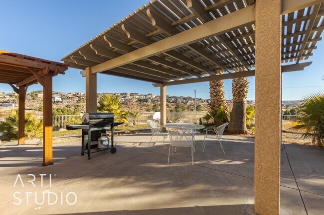 Building Photo - Spacious 3-Bedroom Walk-Out Basement Apart...