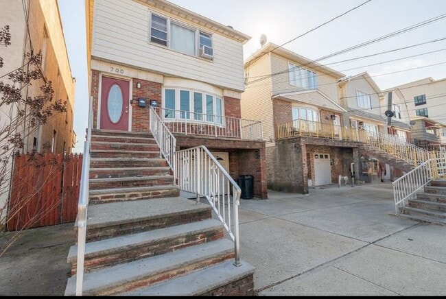 Primary Photo - 700 Ave E