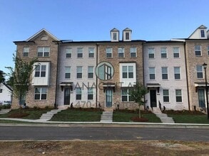 Building Photo - Elegant 3 Bedroom Townhome in a gated comm...