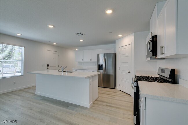 Building Photo - 6229 Mangler St