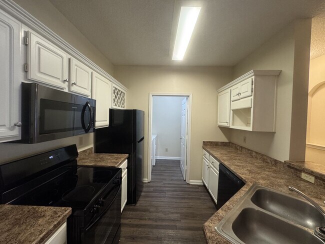 Building Photo - Move In Special! 2 Bed / 2 Bath Upstairs C...