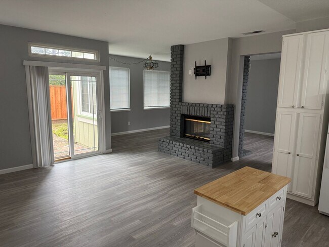 Building Photo - Remodeled 4-bedroom Oakley Rental Opportunity!