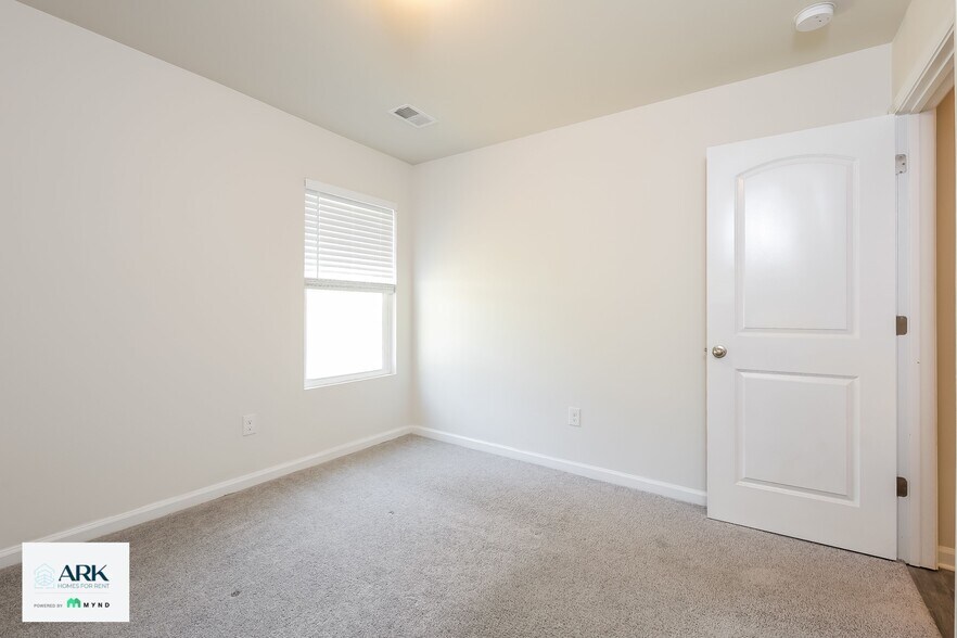 Building Photo - 161 Queens Cir