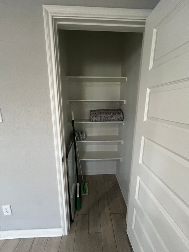 Building Photo - 3BR/2BA single-family home with fenced yard and attached garage in Jarrell, TX.