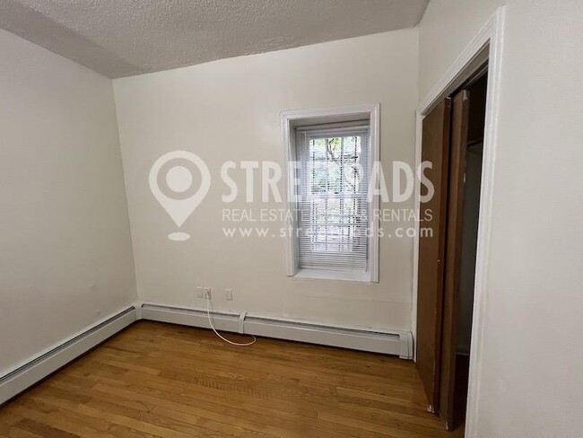 Building Photo - bedroom in Boston MA 02120