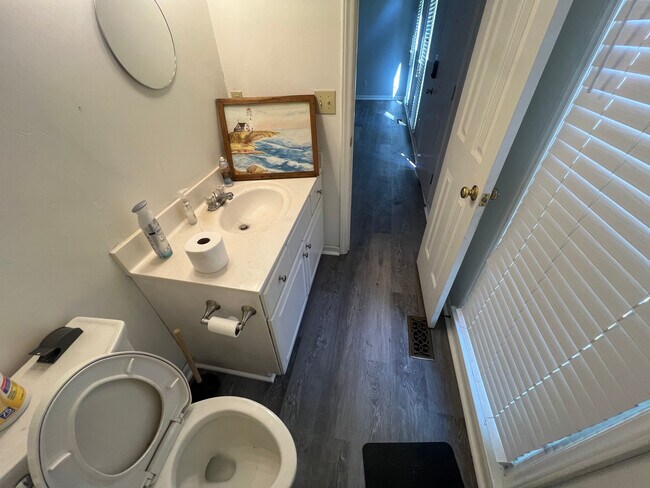 Building Photo - Room in Single Family Home on Daingerfield Dr