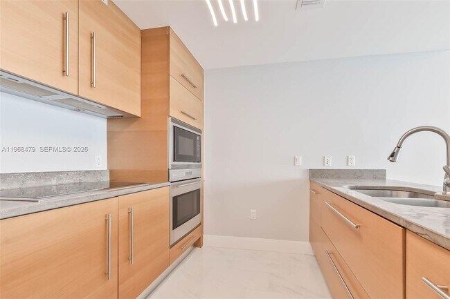 Building Photo - 475 Brickell Ave