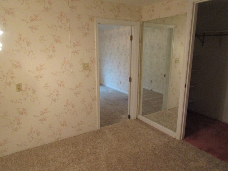 Building Photo - 65 Willowbrook Dr