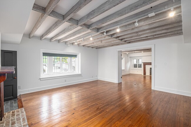 Building Photo - Renovated 2 Bedroom Carriage house off Laf...