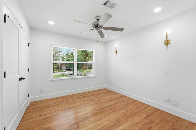 Building Photo - 2014 Woodcrest Dr