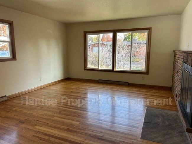 Building Photo - 1835 Broadmoor Dr