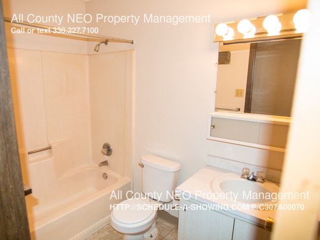 Building Photo - 737 Center Ave