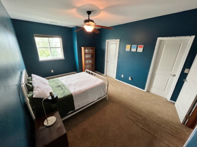 Building Photo - Modern 3 Bed | 2.5 Bath Condo in Prime Loc...