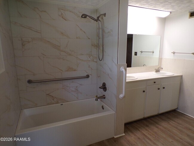 Building Photo - 208 Thoroughbred Dr