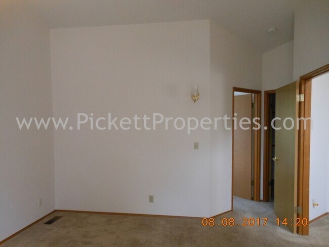 Building Photo - Large 3 Bedroom Home in Great Ridgetop Loc...