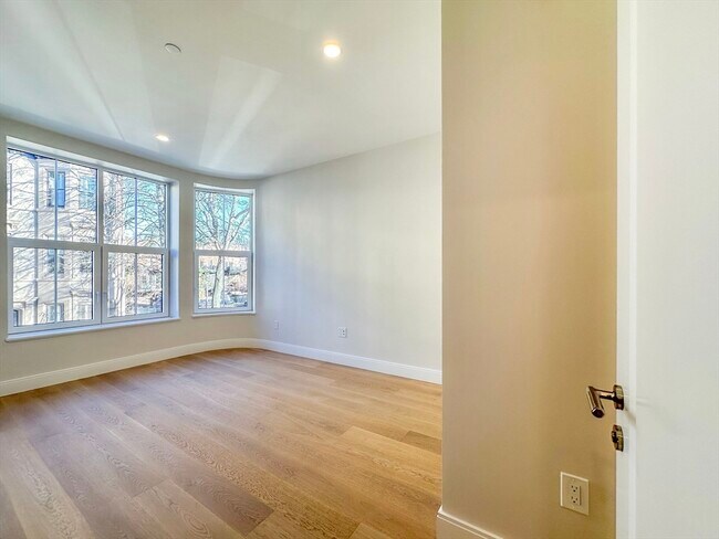 Building Photo - 144 Worcester St