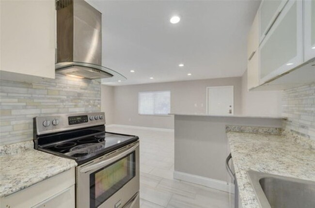 Building Photo - 2 Bedroom/1 Bathroom 2nd floor condo at Pa...