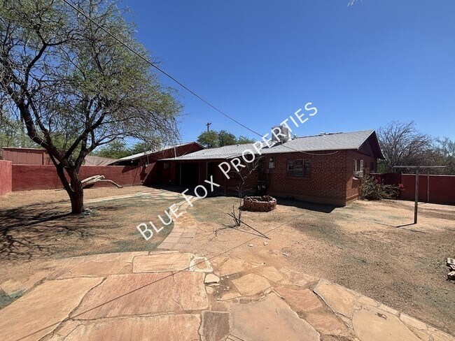 Building Photo - 949 N Montezuma Ave