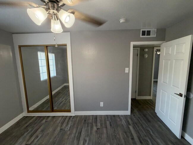 Building Photo - Newley Remodeled 3 BD 2 BA house with Big lot in SW Bakersfield