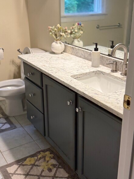 Guest bathroom full - 10 Brookside Ln
