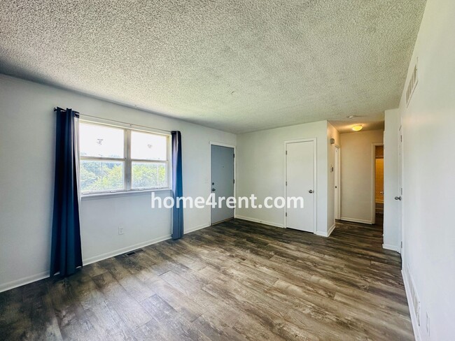 Building Photo - Raised Ranch Style Home in KCK w/ a Finished Basement and Conveniently Located Near I-635!