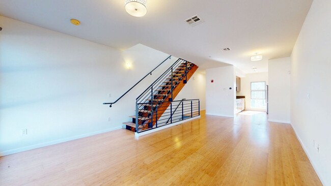 Building Photo - Beautiful Emeryville Townhome Available!