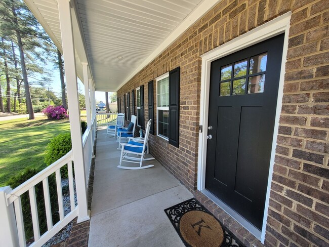 Building Photo - Beautiful & Spacious 4 bedroom, 2.5 bath h...