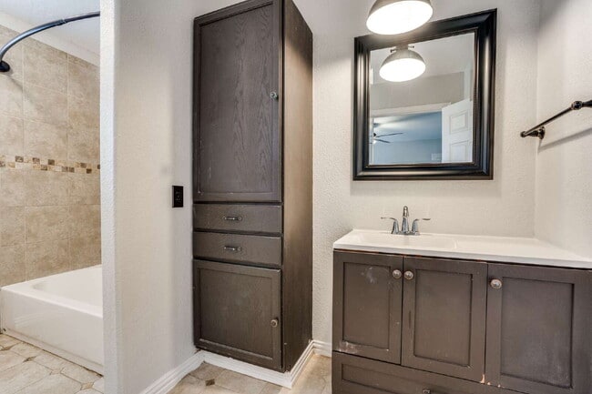 Building Photo - Beautiful Mansfield Home!