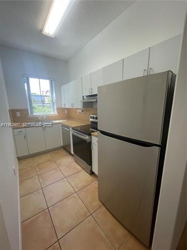 Building Photo - 3421 SW 25th St