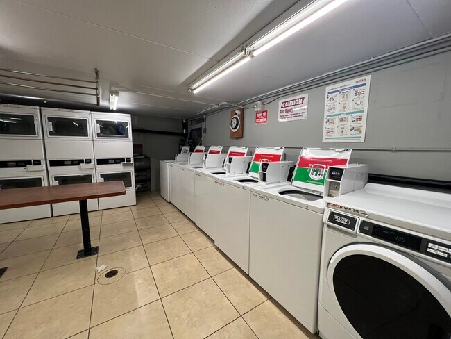 Large Laundry Room - 2888 Ala Ilima St