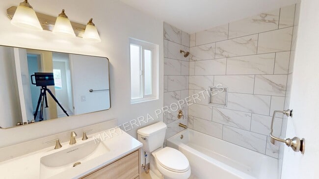 Building Photo - Charming 3-Bedroom, 2.5-Bathroom Home in D...