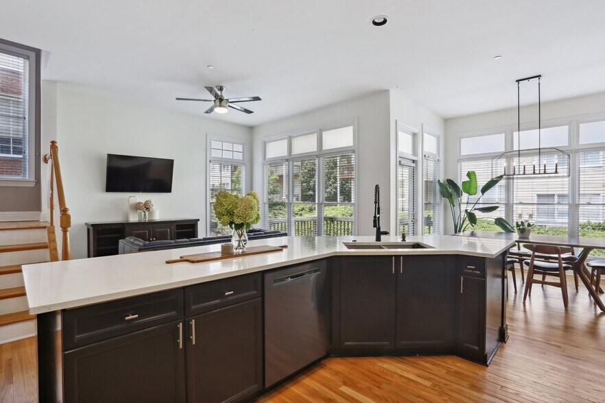 Building Photo - 308 Creekbank Way SE