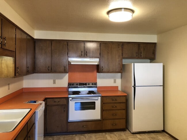 Building Photo - Two bedroom one bath duplex in Springfield!