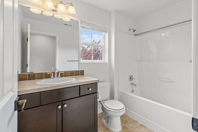 Building Photo - Immediately available 4-bedroom 3.5 bath