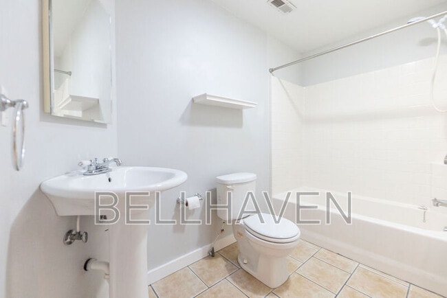 Building Photo - 624 W Fort St