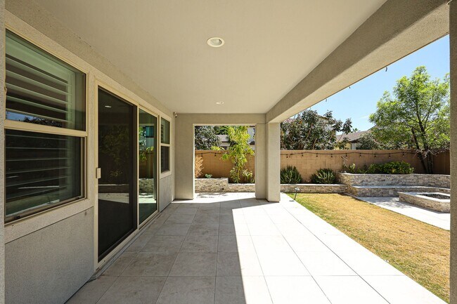 Building Photo - Beautiful 5bedrooms-2Baths Modern Style Home!