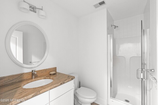 Building Photo - 558 Cedar Ave