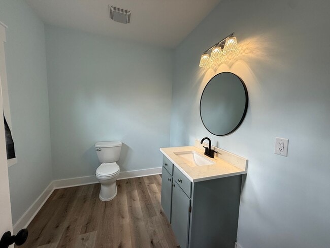 Building Photo - 4 Bedroom 2.5 Bathroom Home Available